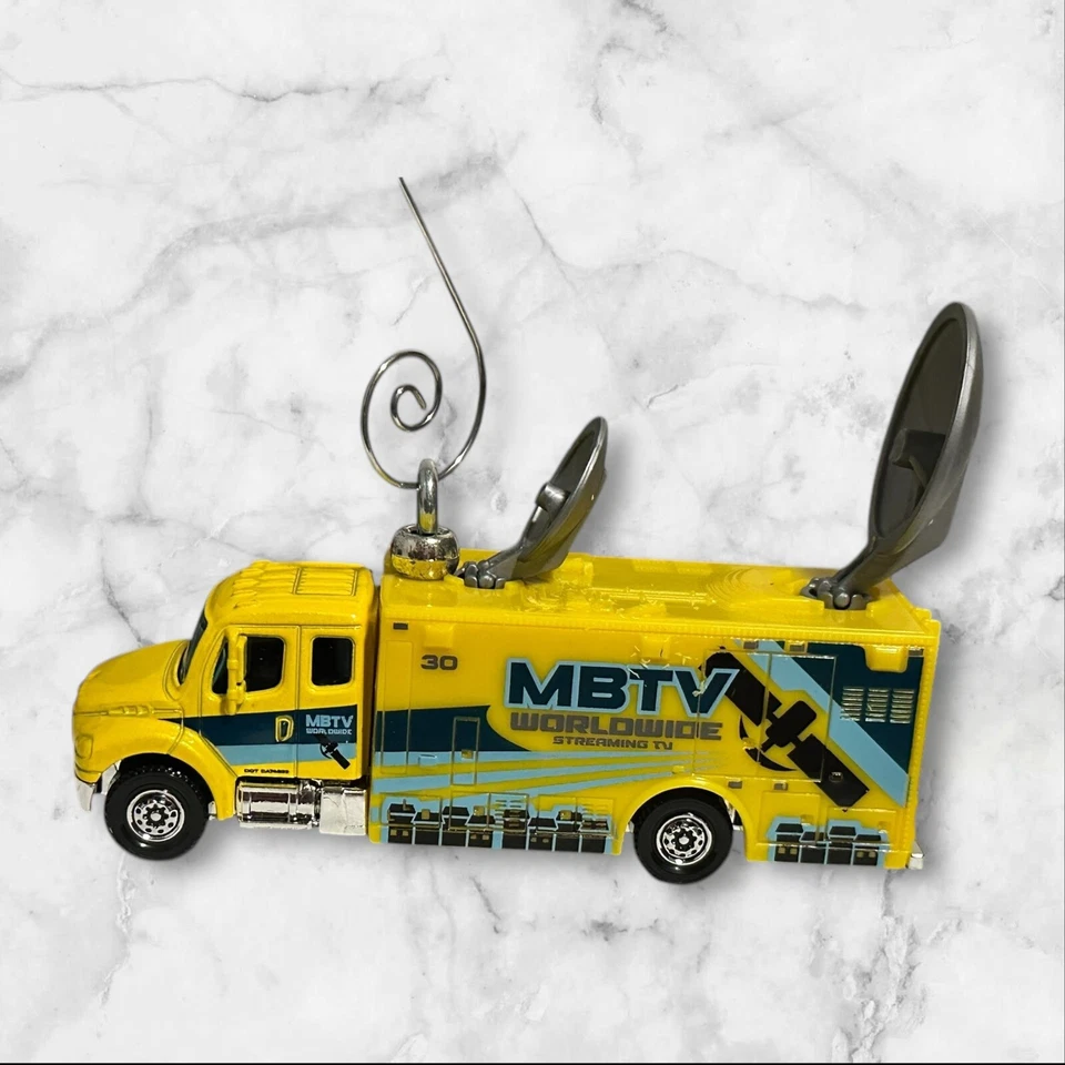 2021 火柴盒 Working Freightliner M2 106 卫星卡车圣诞装饰品 — 第 2/4 张图片