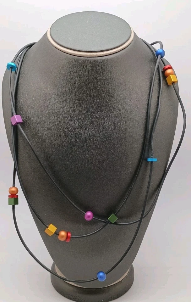 Collar de aluminio multicolor. Cuentas geométricas sobre cordón de goma negro. 70" Foto 2 de 4