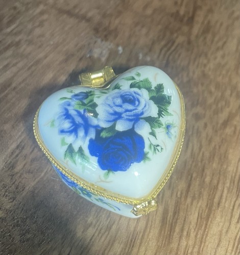 heart with blue floral decor Hinged Trinket Box - Foto 1 di 5