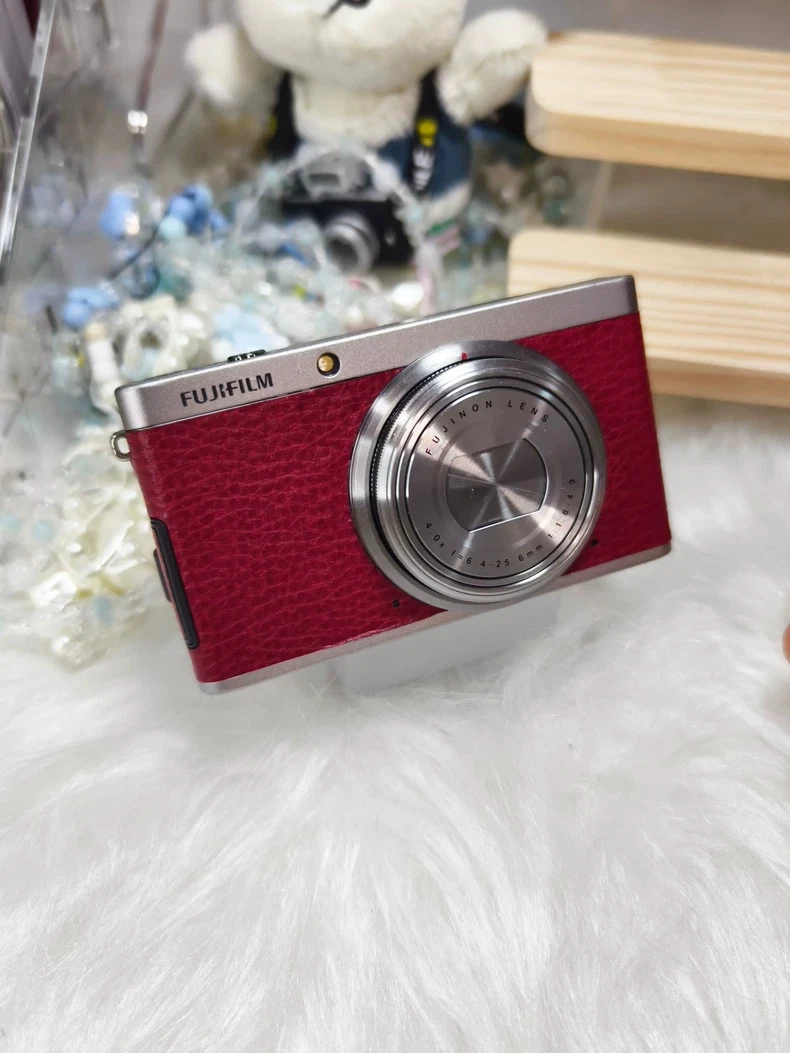 Fujifilm XF1 Compact Digital Camera with 12.0MP 4x Optical Zoom f