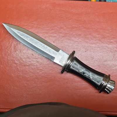 Herbertz Dolch mit Damastätzung  Sammlermesser verzierte Klinge, schwarzer griff