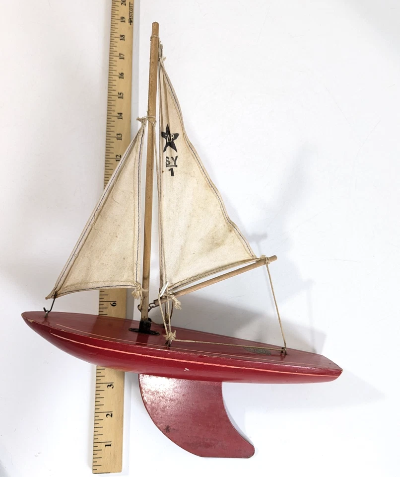 De colección Años 50 BIRKENHEAD Star Yacht Estanque Velero Barco Madera Hecho en Inglaterra Juguete Rojo Foto 3 de 4