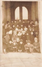 CHILDREN DRESSED FOR WINTER IN FRONT OF SCHOOL RPPC REAL PHOTO POSTCARD 090924 T