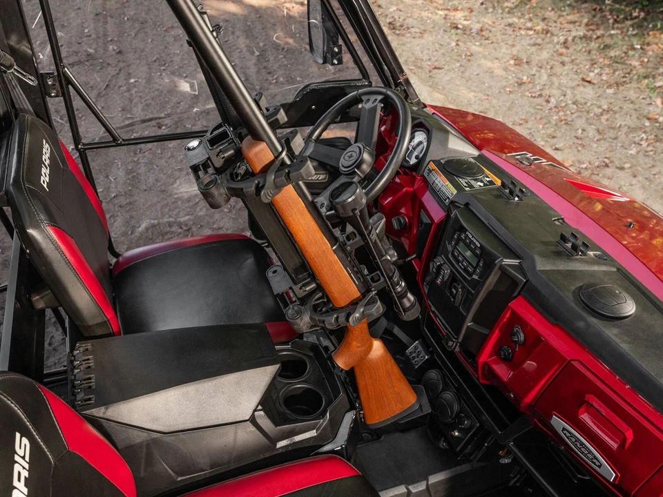 Soporte para pistola SuperATV montado en el piso para Polaris Ranger XP 570 (2015-2016) Foto 3 de 4