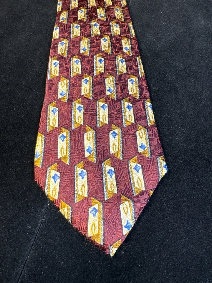 Gravata masculina geométrica vermelha Perry Ellis Portfolio 100% seda 58L x 4 - Imagem 2 de 4