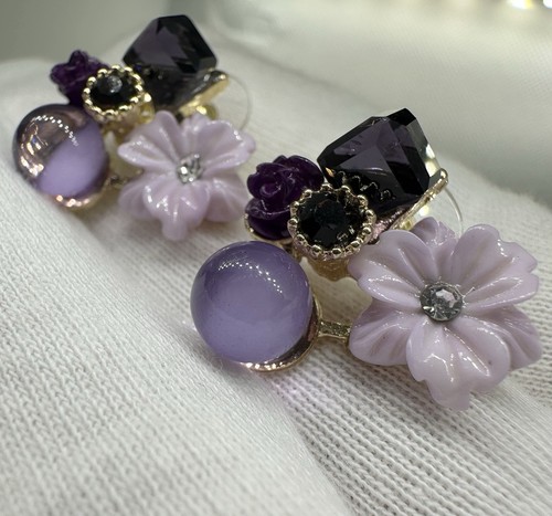 Pendientes estilo Les Nereides pintados a mano esmalte chapados en oro 14K flores moradas - Imagen 6 de 6