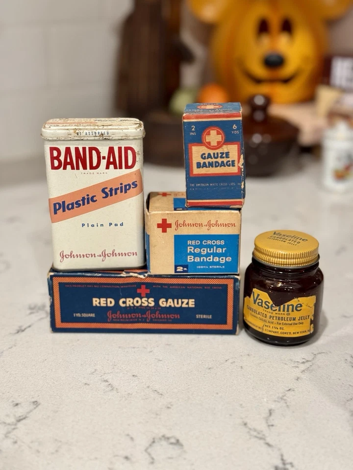 Collection of 5 vintage first aid supplies from the mid-20th century. - Image 2 of 4