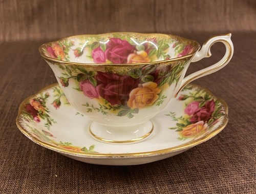 ROYAL ALBERT OLD COUNTRY ROSES BONE CHINA AVON GEFORMTE TEETASSE UND UNTERTASSE.