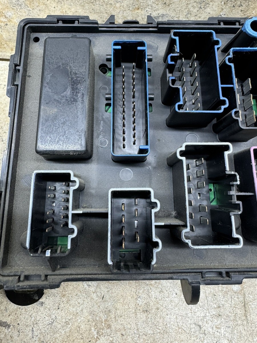 03-04 Ford Excursion F250 F350 Super Duty Fuse Relay Box 03-04 Ford Excursion F250 F350 Super Duty Fuse Relay Box