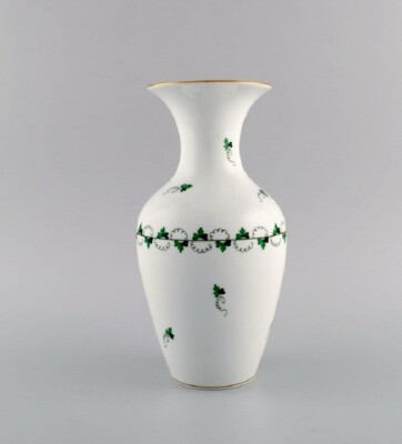 Herend Vase aus handbemaltem Porzellan. Mitte 20. Jahrhundert