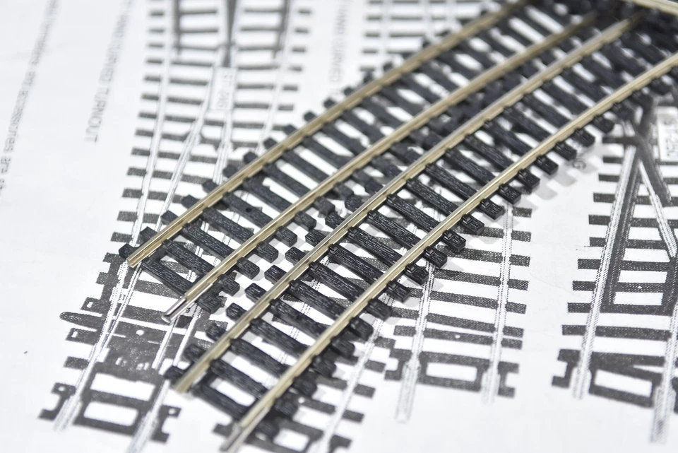 4 Pieces Of Mint Hornby Nickel Silver Track R609. 3rd Radius Half Circle. - Image 2 of 4