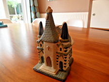 DICKENSVILLE COLLECTABLES Lighted Porcelain Church. 15cm high.