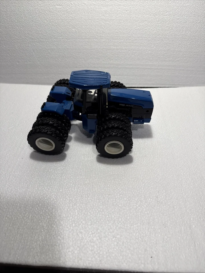 1997 Ertl 1/32 diecast articulating New Holland 9882 Versatile w/ triples - Image 2 of 4