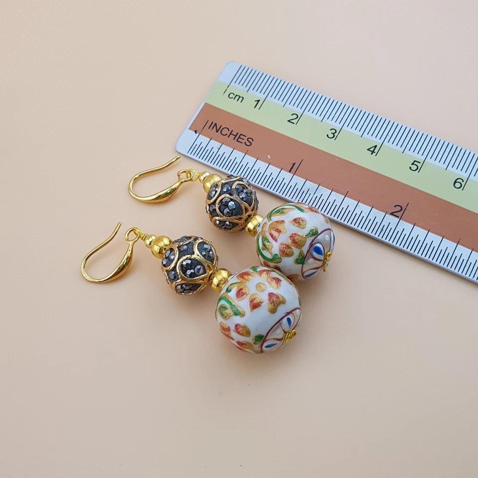 Pendientes colgantes afganos artesanales de esmalte colorido y latón brillante con cuentas Foto 2 de 4