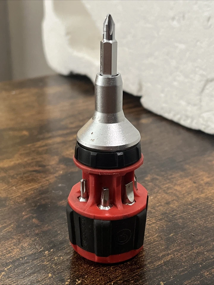 Milwaukee 8-in-1 Hex Shank Compact Ratcheting Multi-Bit Driver 48-22-2330 - Image 4 of 4