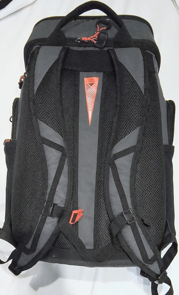 Titan Deep Freeze 26 罐装背包 冷藏箱,灰色 黑色 上好 — 第 2/4 张图片