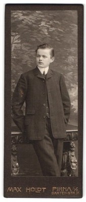 Fotografie Max Holdt, Pirna a. E., Garten-Str. 31, Portrait junger Knabe im Nad 