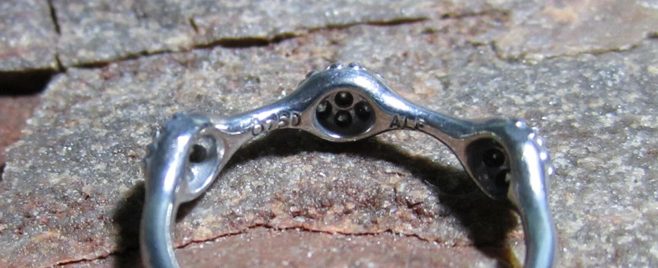 Anillo Pandora Oro Blanco 18k Triple Diamante Racimo Cápsulas de Amor Racimo Tamaño 6.5 Foto 3 de 4