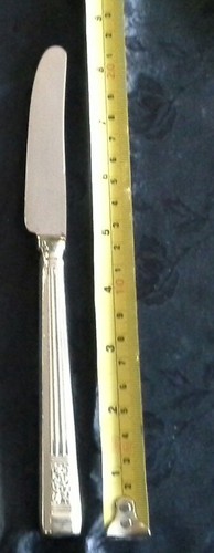 SET OF 6 VINERS VINTAGE WINDSOR PATTERN DESSERT KNIVES SILVER PLATED HANDLES - Picture 2 of 8