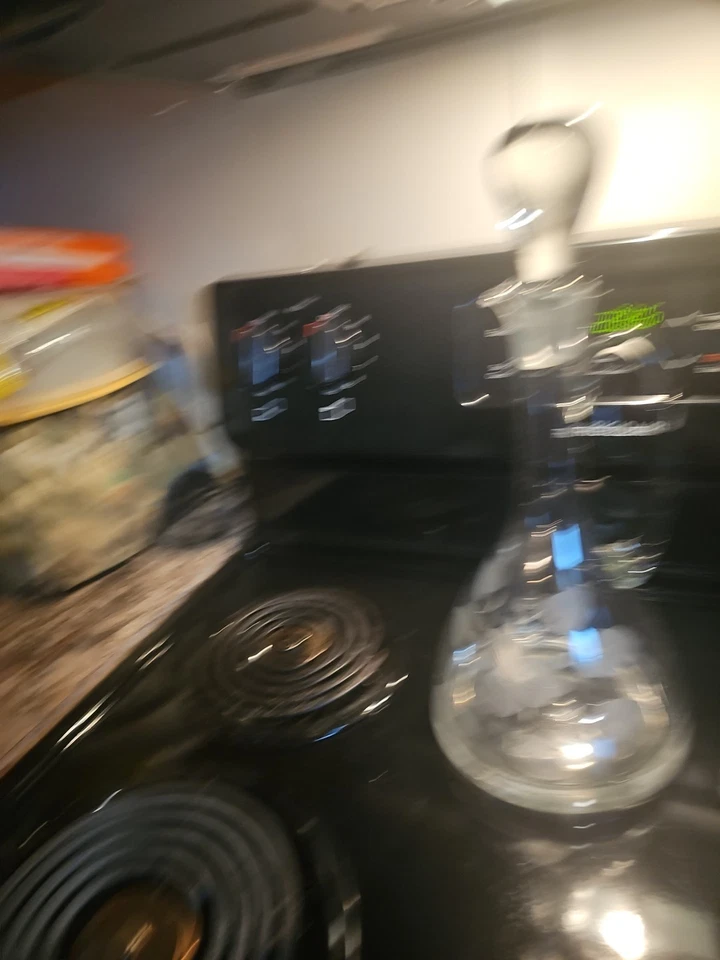 Decantador de whisky de vino vintage con mango y grabado floral. Foto 3 de 4