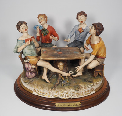 Große Capodimonte Figur The Cheats auf Holzsockel