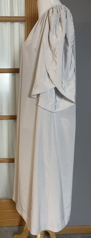 Vestido De Colección CHEZ CALIFORNIA Plateado Satinado Talla L Mangas Tulipán Elegante Ropa de Noche Foto 4 de 4