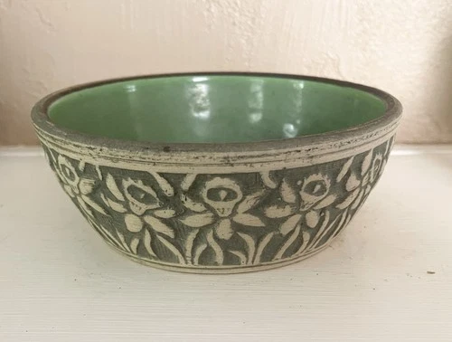 Vintage RED WING BRUSHWARE STONEWARE POTTERY BULB BOWL WITH DAFFODIL RELIEF 6.5"
