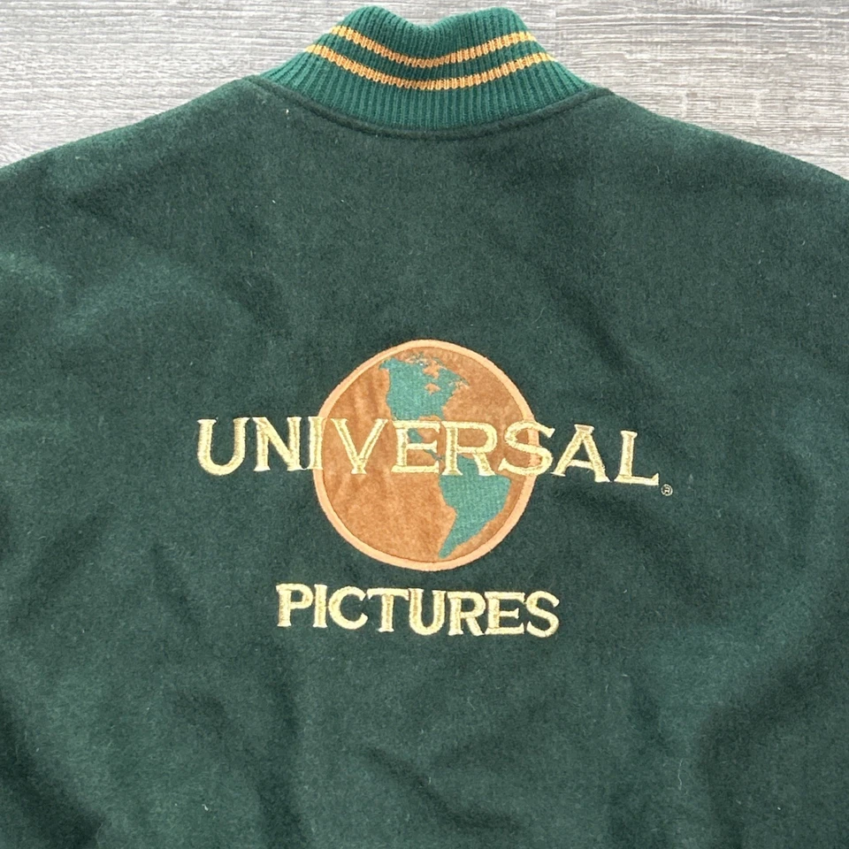 Chaqueta bomber de cuero de lana verde universitaria universal pictures studio xl de colección Foto 2 de 4