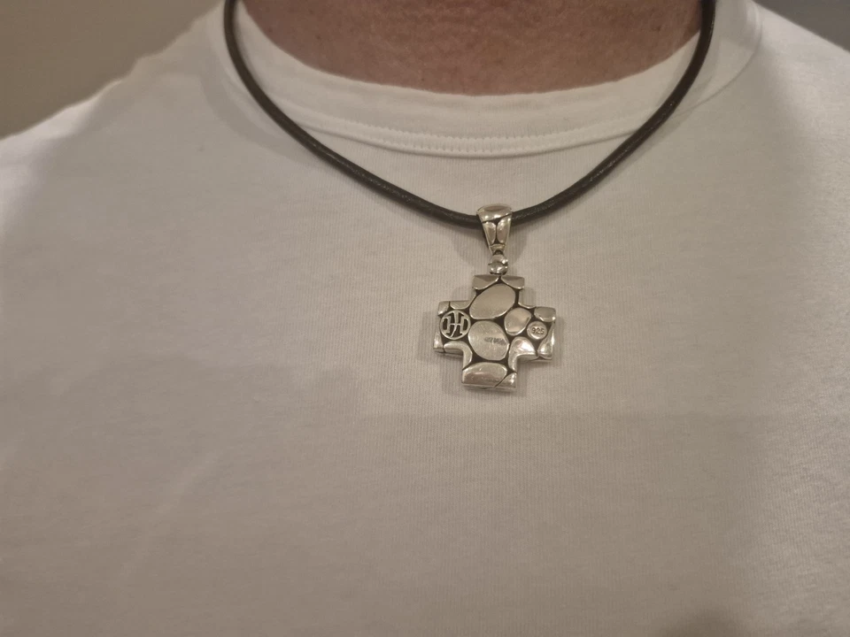 Collar John Hardy para hombre cadena de cordón de cuero con colgante de cruz de plata de ley Foto 2 de 4