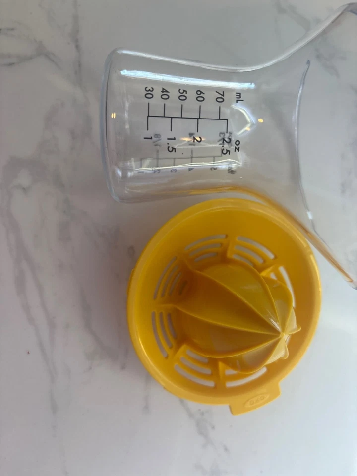 Espremedor de frutas cítricas pequeno Oxo com copo de medição e filtro - Imagem 3 de 4