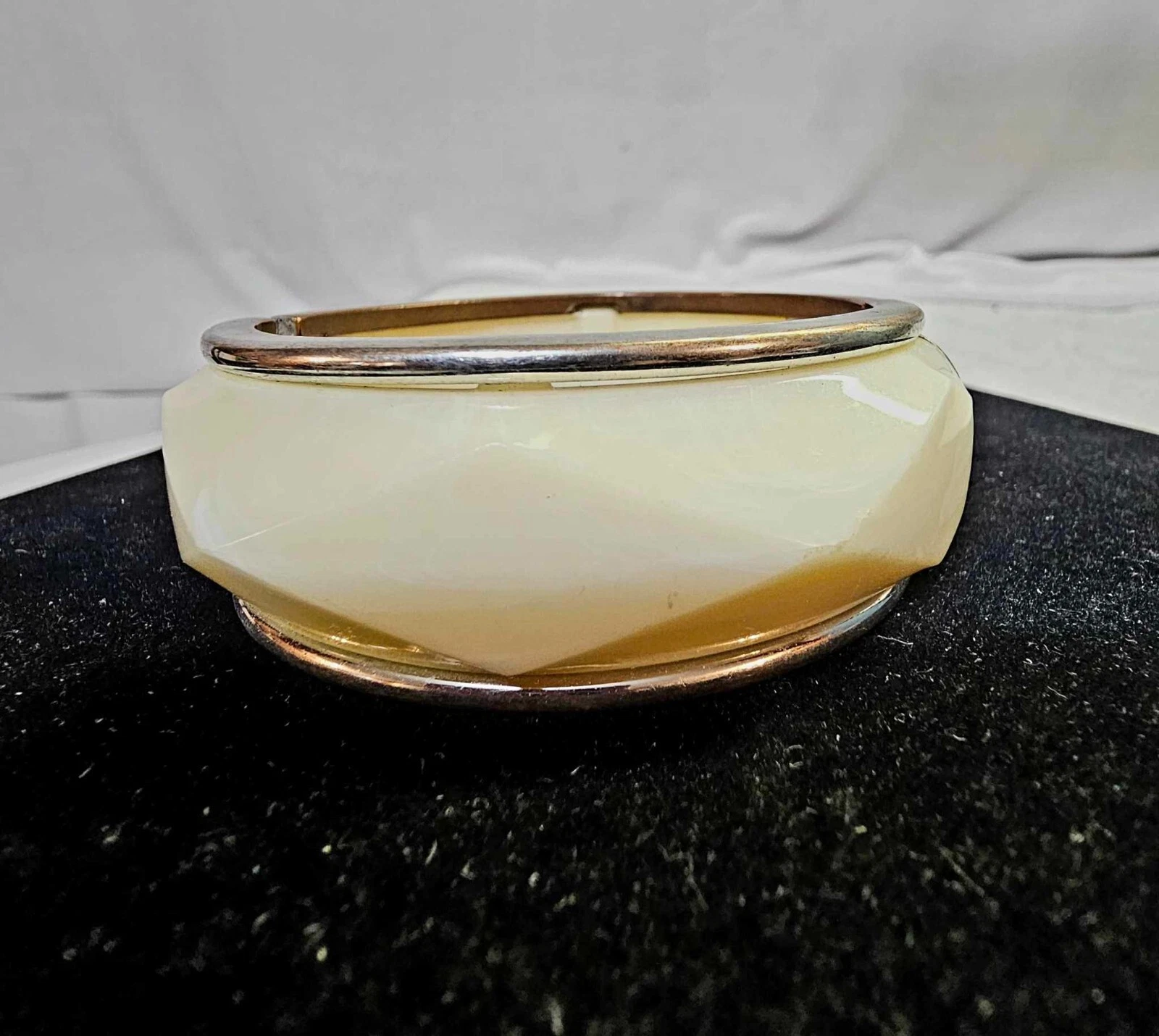 OFF WHITE Bracciale Vintage Silvertone Crema Pietra Bianco Offwhite Motivo Diamanti Lucite LEGGI