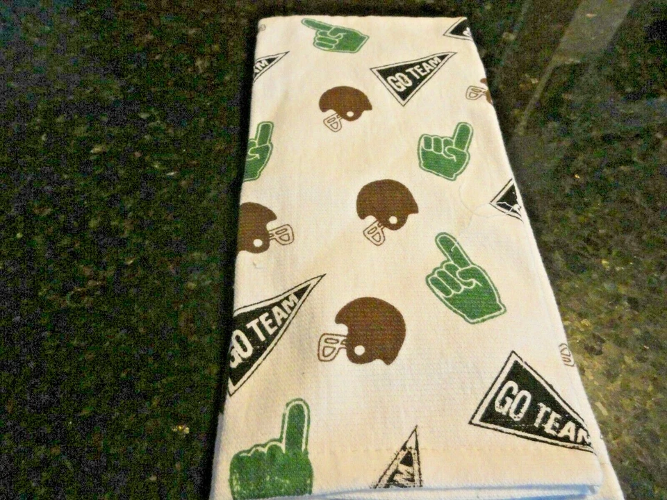 2 toalhas de cozinha FUTEBOL esportes diversão esporte tema esporte 95% algodão capacetes flâmulas novas com etiquetas - Imagem 3 de 4