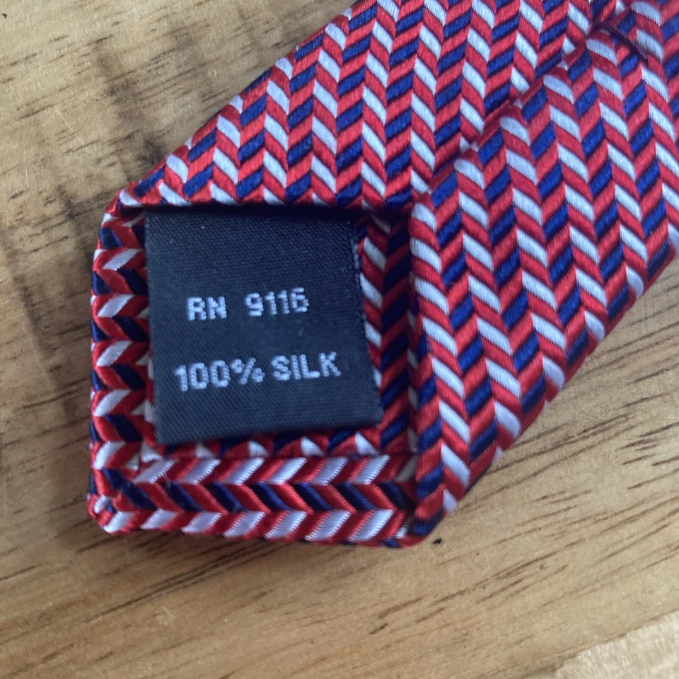 Corbata de cuello de seda BLOOMINGDALE'S roja blanca azul diseño geométrico para hombre ¡HERMOSA! Foto 3 de 4