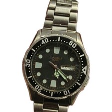RARE 1980  s Caravelle Bulova Multi Language Day Date Divers Watch - Runs great 
