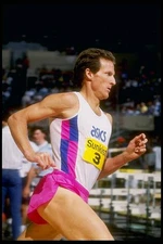 Steve Scott runs down the track during the Sunkist Indoor Track M 1991 Old Photo