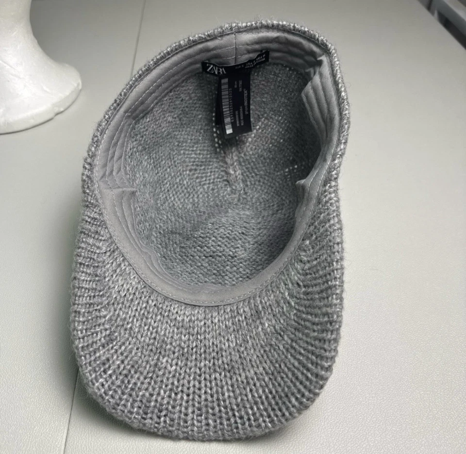 Gorra de béisbol ZARA gris pequeña tejida para mujer Foto 3 de 4
