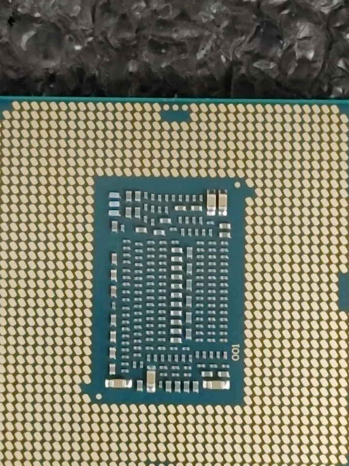 Intel Core i7-8700K SR3QR 3,7 GHz FCLGA1151 6 núcleos 12 MB de caché 8 GT/s 95 W Foto 3 de 4