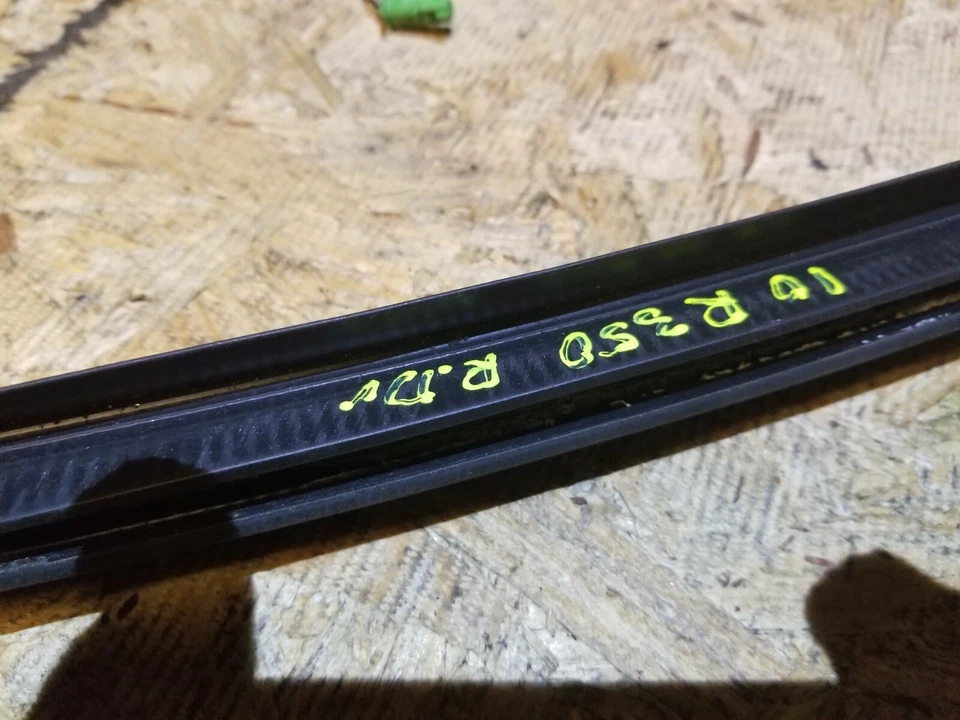 07 08 09 10 MERCEDES R350 TRASERO IZQUIERDO LADO CONDUCTOR CUARTO VENTANA SELLO OEM Foto 3 de 4