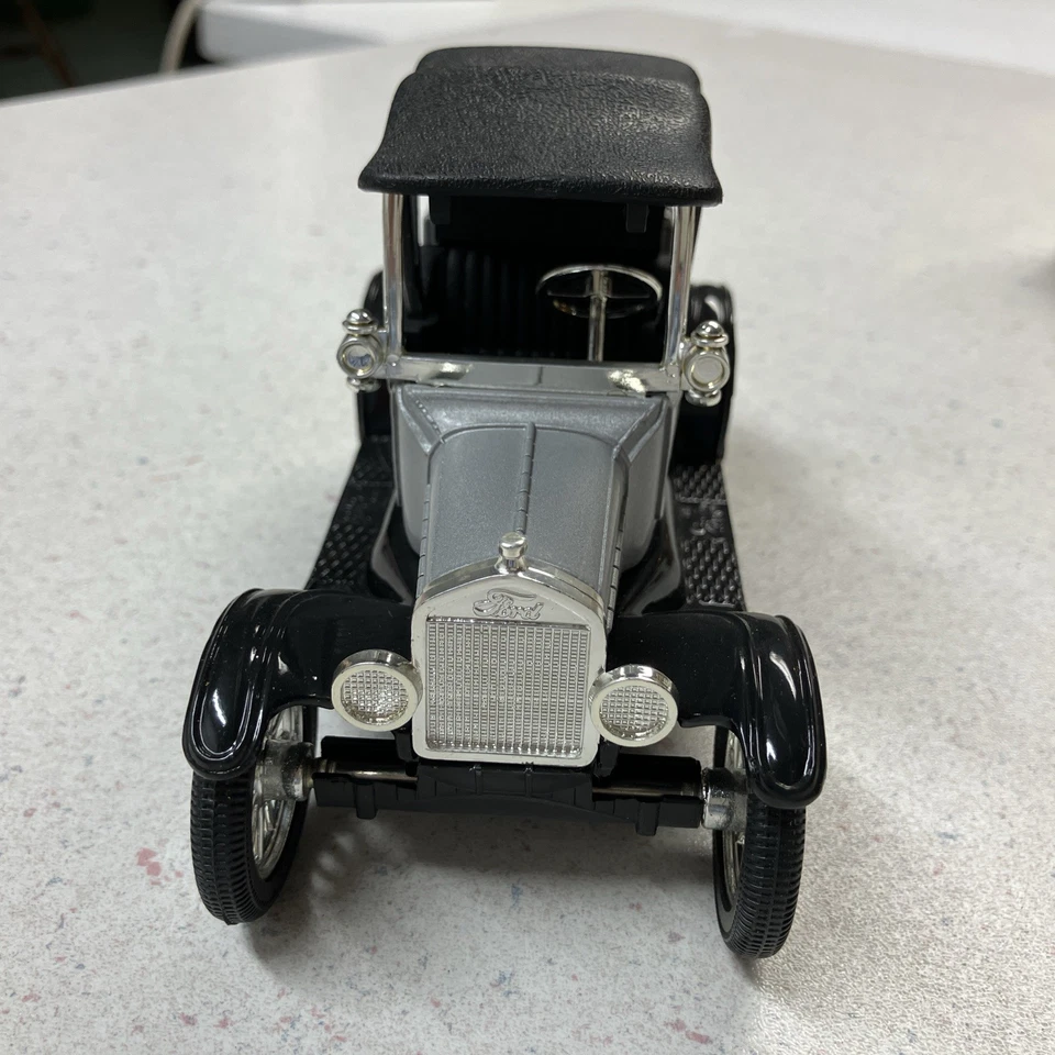 Ertl 1918 Ford Modelo “T” Runabout Bank, Publicidade AGCO Gleaner - Imagem 3 de 4
