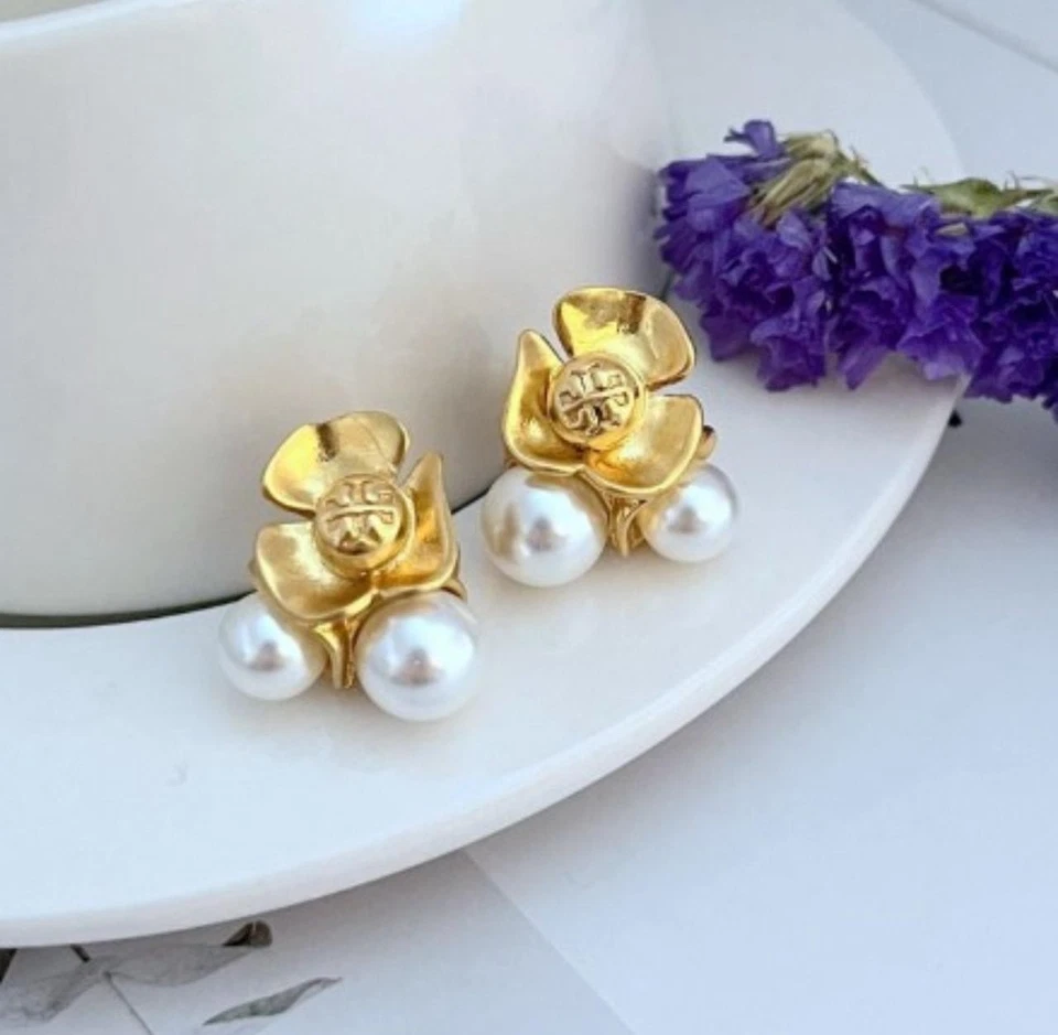 ¡Nuevo! Pendientes de oro de perlas y flores Tory con bolsa para joyas Foto 2 de 4