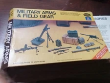 TESTORS  1/35 SCALE MILITARY ARMS AND FIELD GEAR MODEL KIT