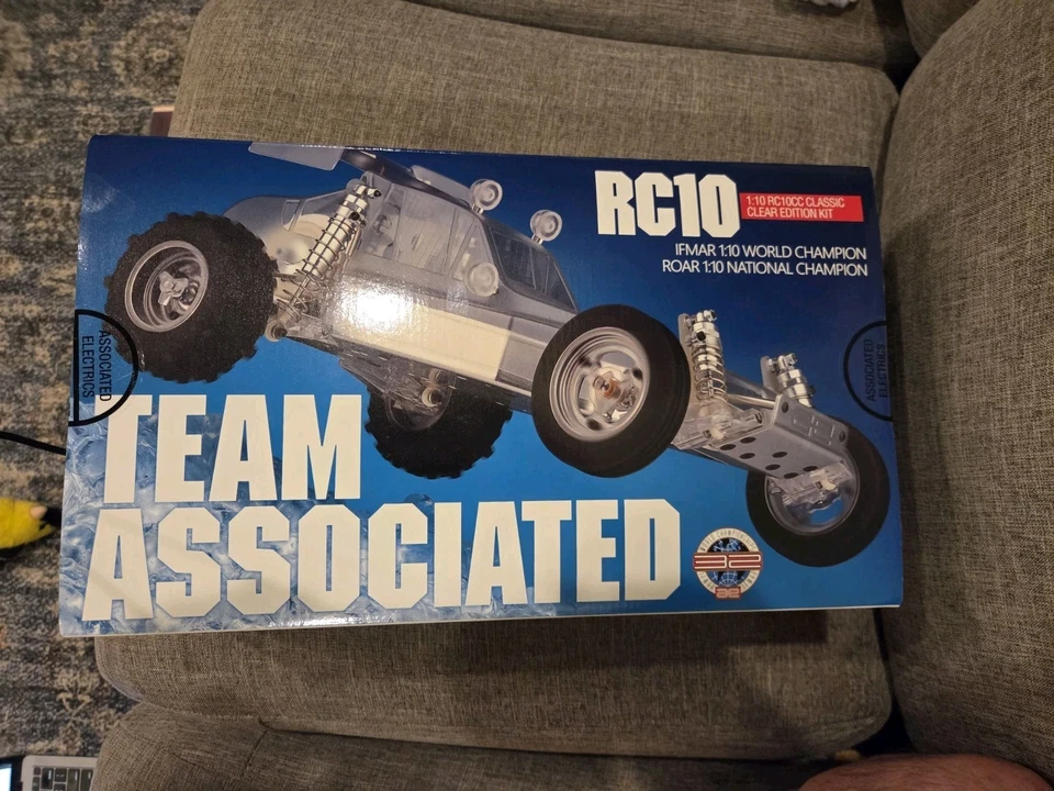 Team Associated RC10 1/10 RC Buggy 176551 (Factory Sealed) - Image 2 of 3