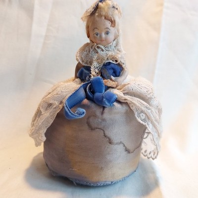 x-94457	Alte Porzellan Teepuppe Half Doll Nadelkissen H:ca. 16cm,