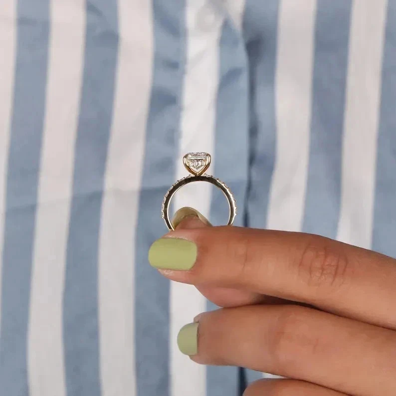 Anillo de compromiso con halo de moissanita de corte radiante de 3,20 quilates acabado en oro amarillo de 14 k Foto 3 de 4