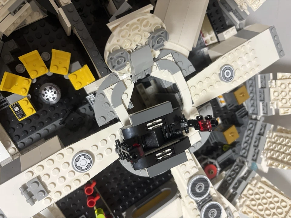LEGO Star Wars 75212 Kessel Run Millennium Falcon, foto 4 de 5