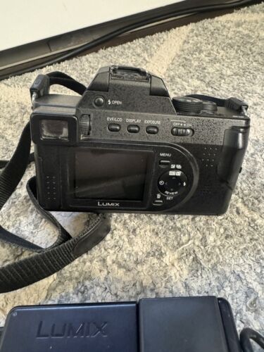 Panasonic Lumix DMC-FZ10 Digital Camera + Battery + Charger + Media Cable - Picture 3 of 3