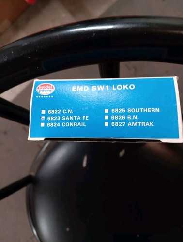 Model Power 6823 Santa Fe ,EMD SW1 Loko - Picture 2 of 3