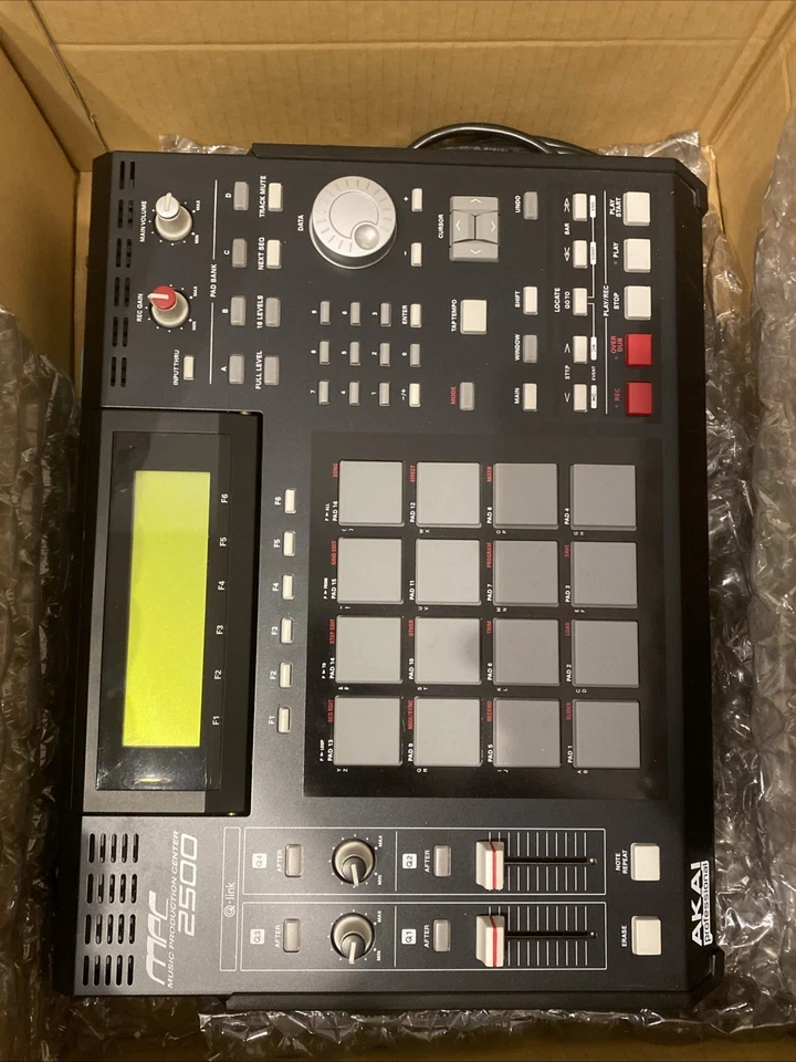 AKAI MPC 2500 Music Production Center Neu Wertig + DVD LW Neu Wertig Sampler - Bild 2 von 2