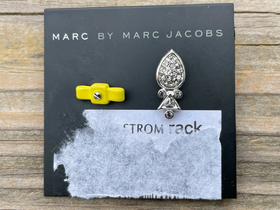 Conjunto de Pendientes Marc Jacobs Mezcla Tono Desajuste Arco y Piña Poste Mujer Oreja Jewe Foto 2 de 4