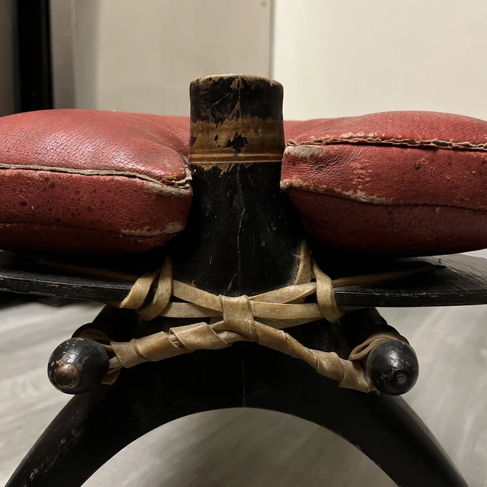 Otomana de madera pintada egipcia vintage de mediados de siglo (tachuelas de latón) Foto 3 de 4